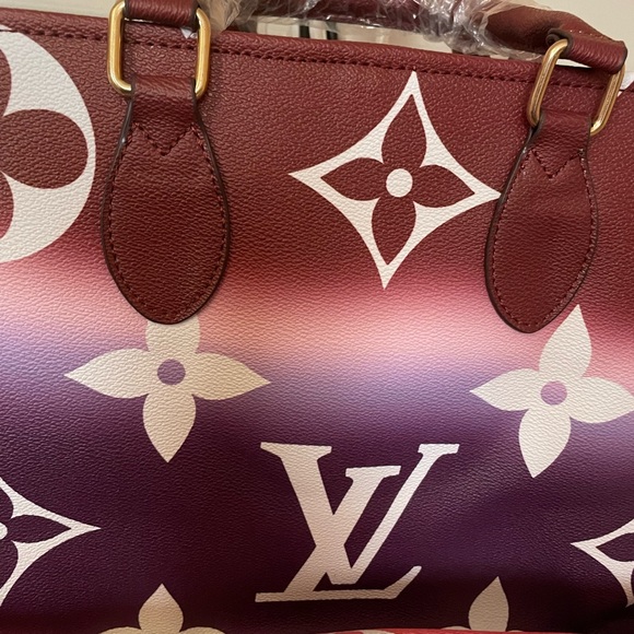 Louis Vuitton Red and Purple Shoulder Bag with Gradient Design - Picture 3 of 3